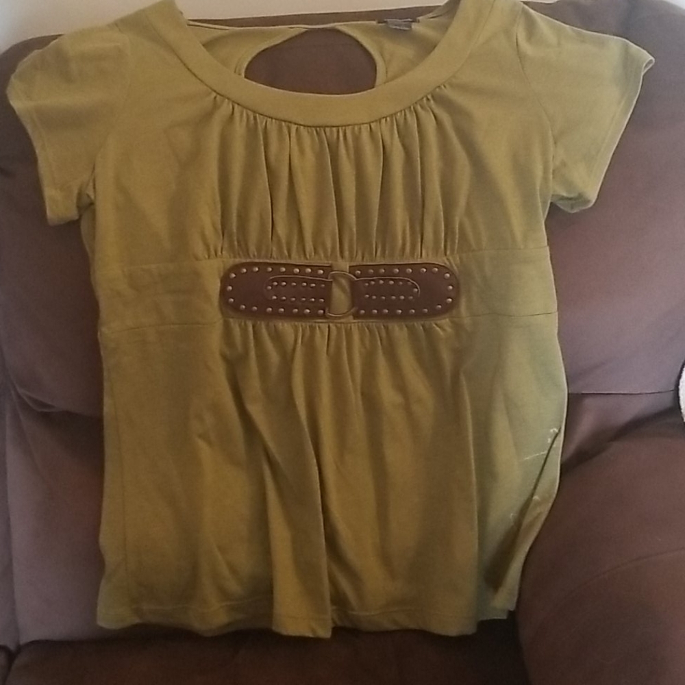 Faux belt & keyhole top